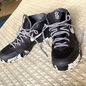 KYRIE IRVING NIKE BASKETBALL SHOES Size 9.5